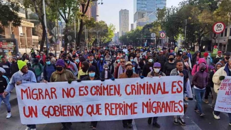 Caravana migrante avanza del Zócalo al Senado