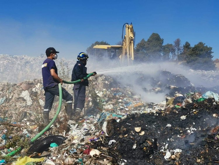 Sofocan incendio en tiradero de Ozumba