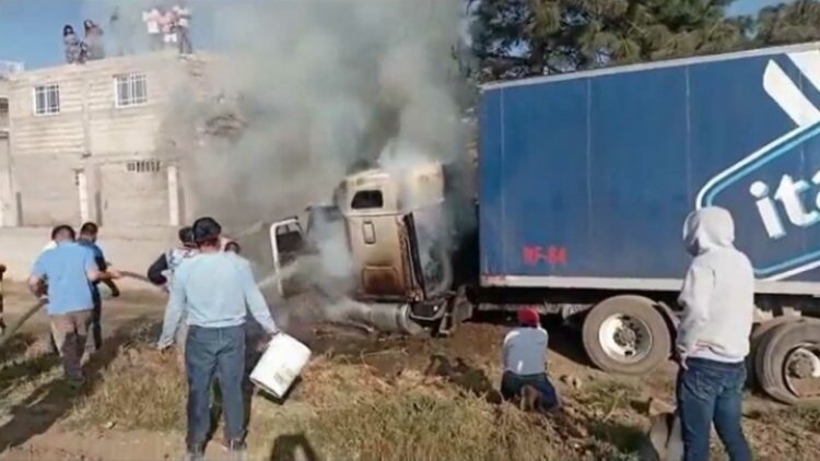 Tráiler se incendia en la México-Puebla
