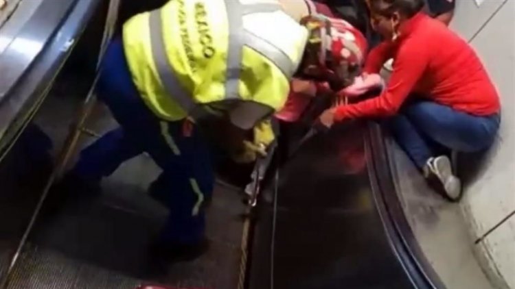 Video: Se atora pie de niña en escaleras del Metro Jamaica