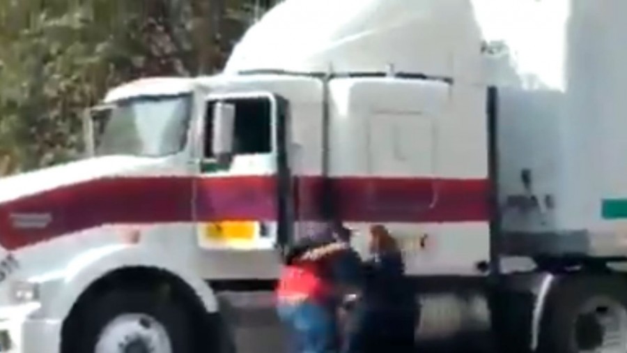 Captan a policías de Cuautitlán Izcalli agrediendo a trailero