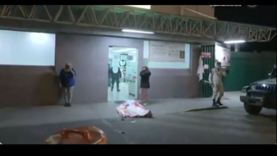 Muere hombre frente a hospital por falta de atención médica
