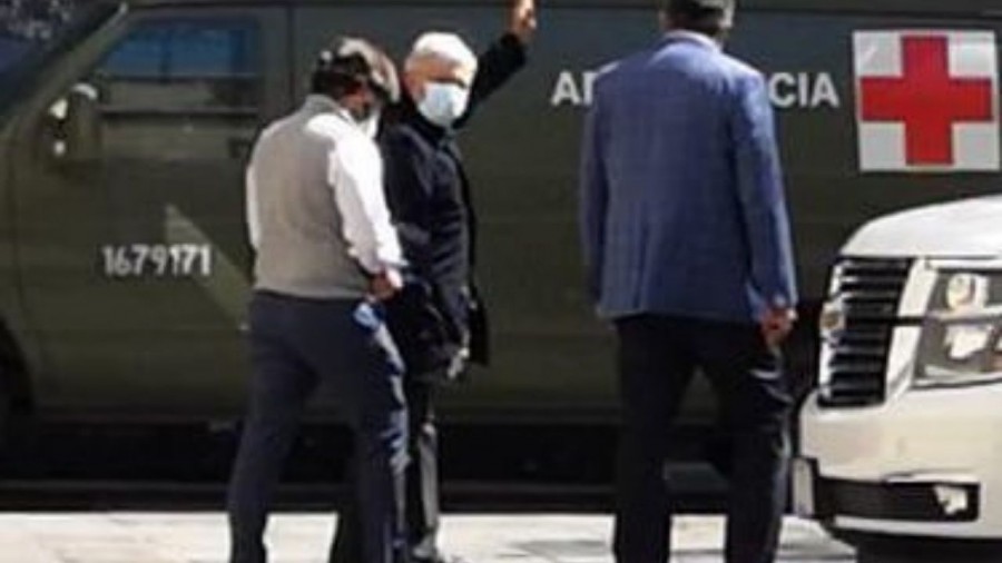 AMLO es visto en palacio nacional usando cubrebocas