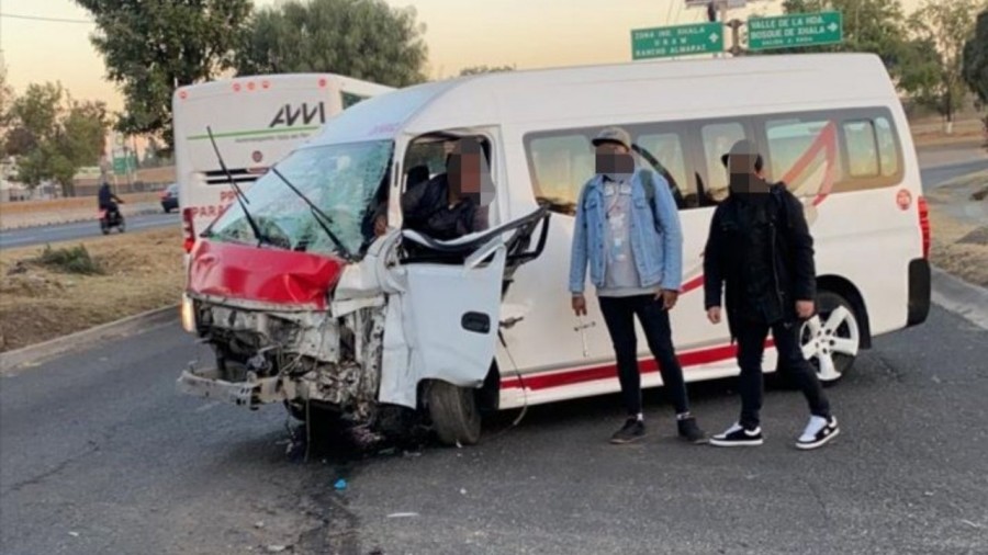 Hombre queda prensado tras accidente en la México - Querétaro