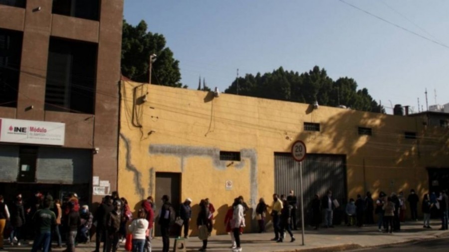 Registran largas filas en los módulos del INE