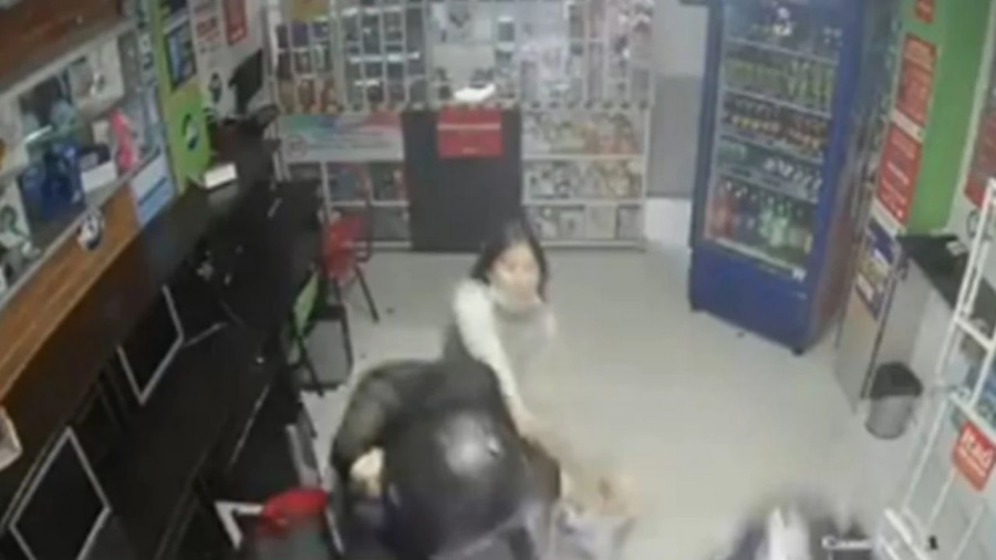 Con un machete menor enfrenta a ladrones