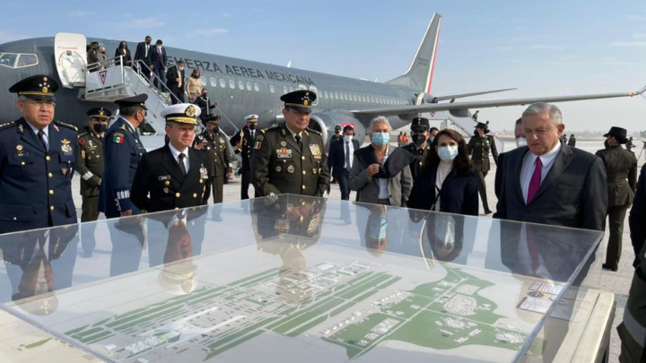 AMLO inaugura base aérea del aeropuerto de Santa Lucía