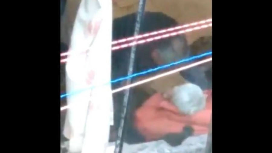 Captan a hombre golpeando a una mujer de la tercera edad