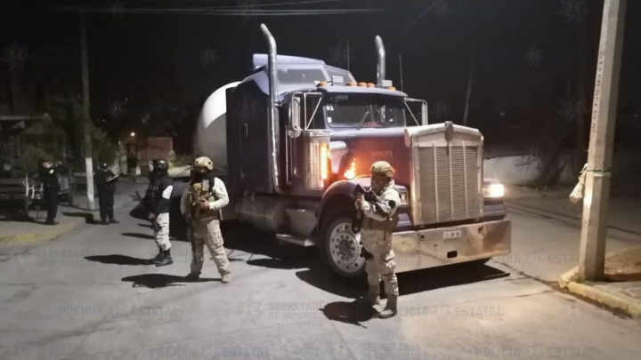 Encuentran tres tráileres cisterna abandonados con gas LP en Coyotepec