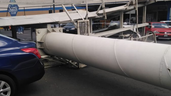 Fuertes vientos derriban espectacular sobre cuatro autos en Tlalnepantla