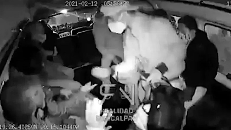 Dos asaltantes de transporte público golpearon un pasajero en Naucalpan