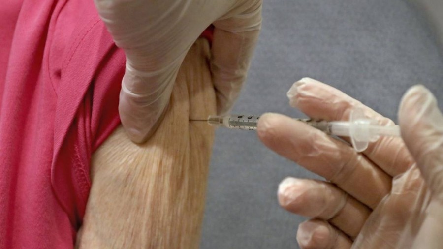 Mujeres se disfrazan de abuelitas para ser inmunizadas
