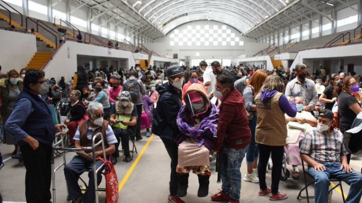 Bloquean Av. Central en Ecatepec por retrasos en centros de vacunación