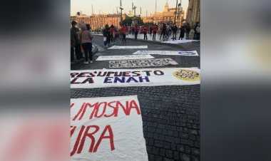 Protestan alumnos del ENAH en el Zócalo