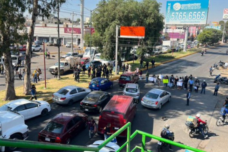 Protestan exempleados de Ayuntamiento de Los Reyes