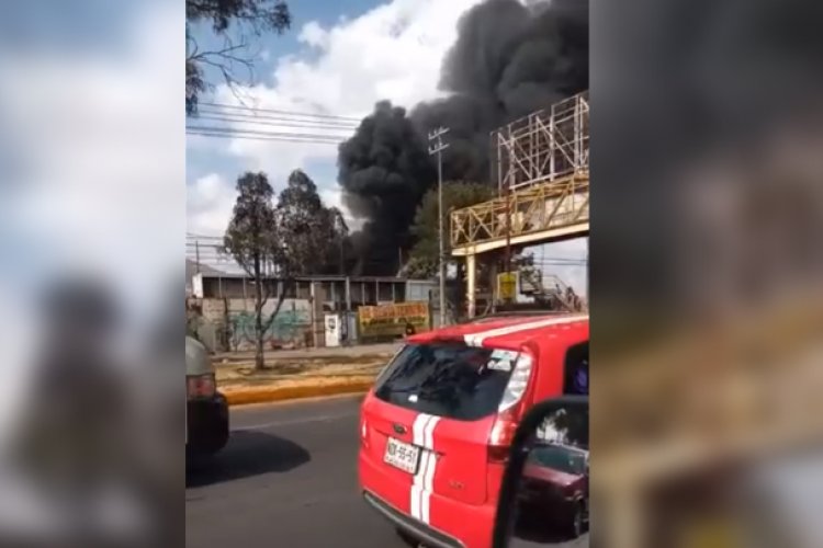 Se incendia deshuesadero de autos en  Los Reyes