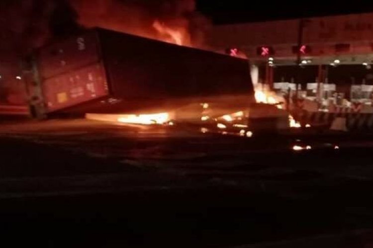 Tráiler arde en llamas en la México-Puebla