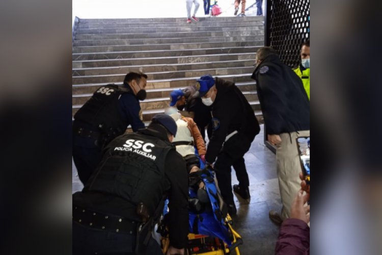 Mujer se lesiona un pie en escaleras del metro