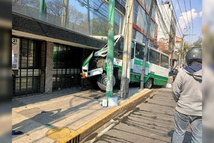 Accidente de microbús en GAM deja 10 heridos