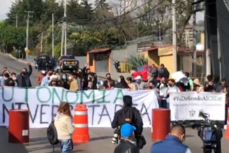 Estudiantes del CIDE cierran la México-Toluca