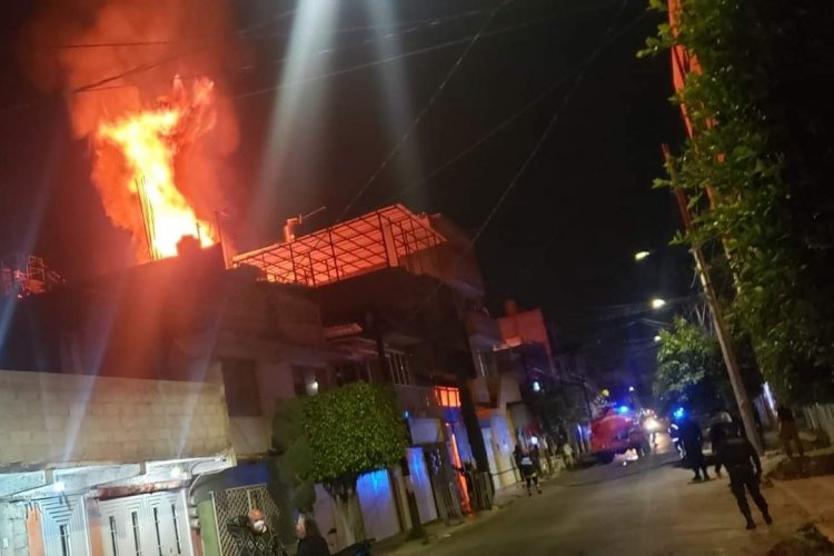 Se incendia fábrica en Neza; hay cuatro heridos