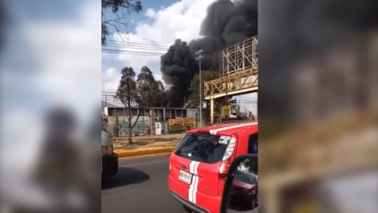 Se incendia deshuesadero de autos en  Los Reyes