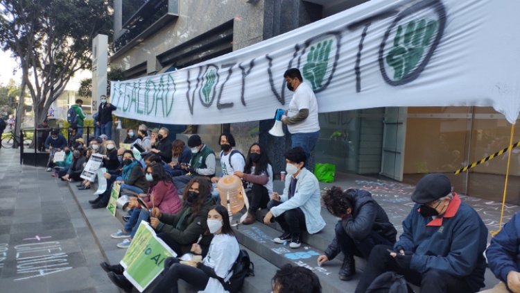 A 'Cacerolazos' protestan alumnos del CIDE