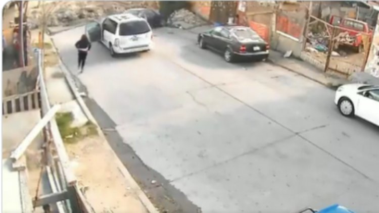 Mujer deja caer su camioneta a canal en Tijuana