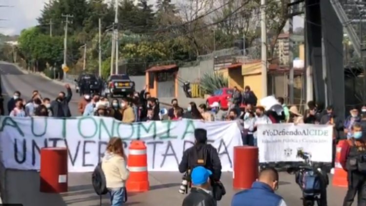Estudiantes del CIDE cierran la México-Toluca