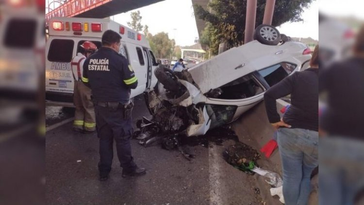 Auto cae de puente en la México-Querétaro