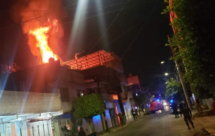 Se incendia fábrica en Neza; hay cuatro heridos