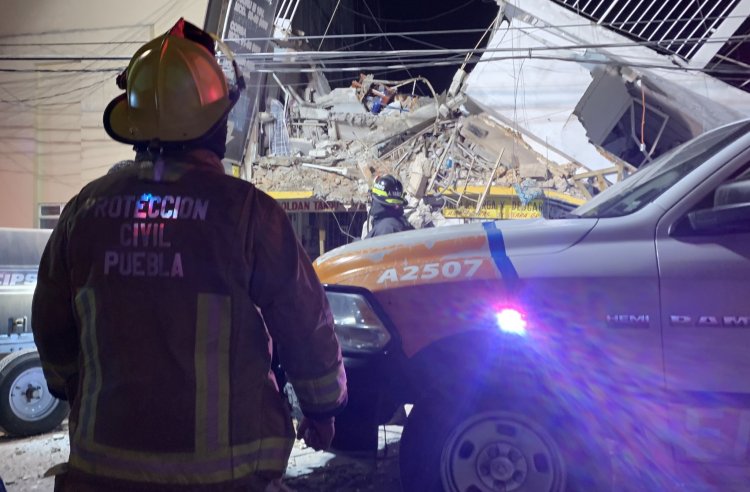 Explosión de edificio en Puebla deja un muerto