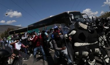 Se enfrentan estudiantes de Ayotzinapa y GN