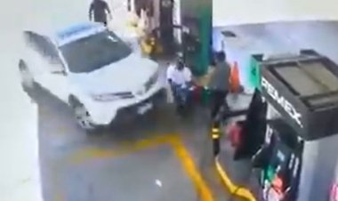 Camioneta embiste a trabajadores de gasolinera
