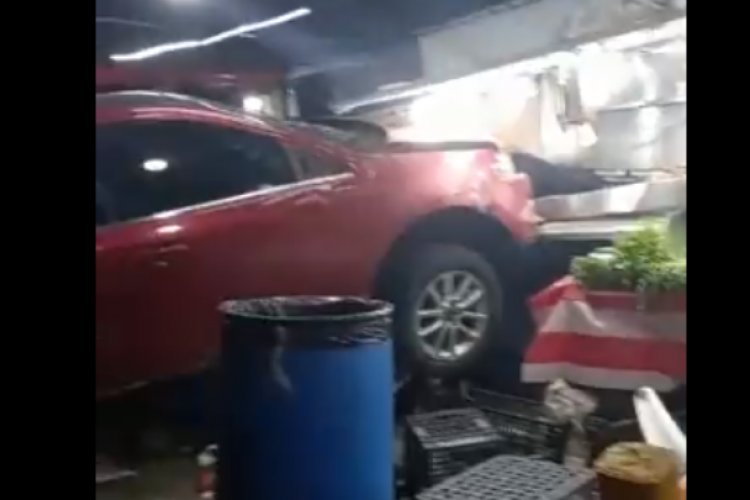 Camioneta choca contra taquería en Ecatepec
