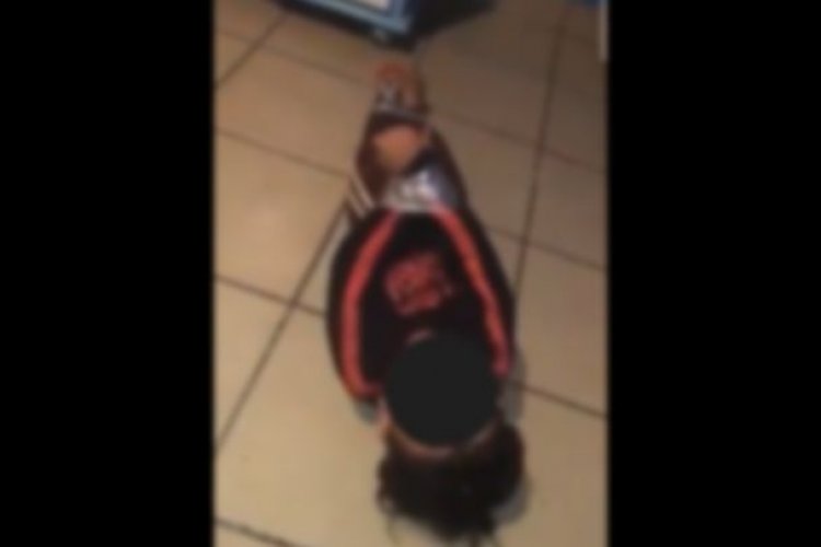 Mujer humilla a su hijo de dos años en Coahuila