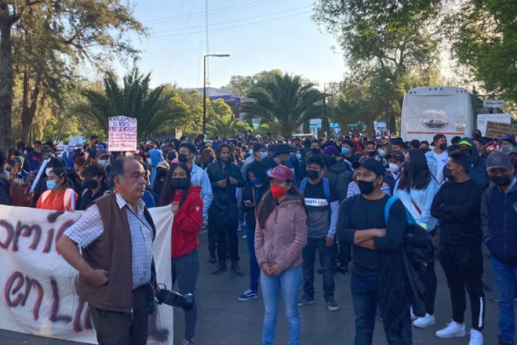 Estudiantes de la UACH protestan para volver a aulas