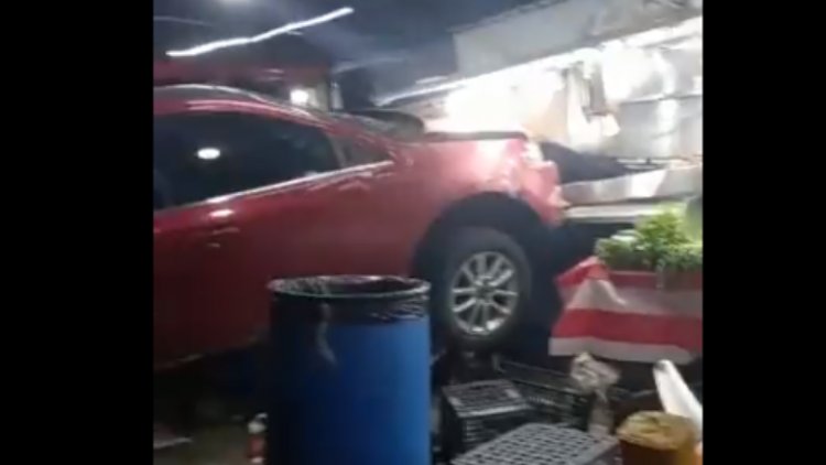 Camioneta choca contra taquería en Ecatepec