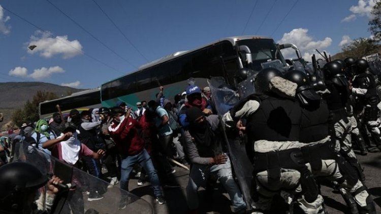 Se enfrentan estudiantes de Ayotzinapa y GN