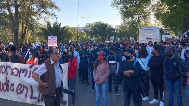 Estudiantes de la UACH protestan para volver a aulas