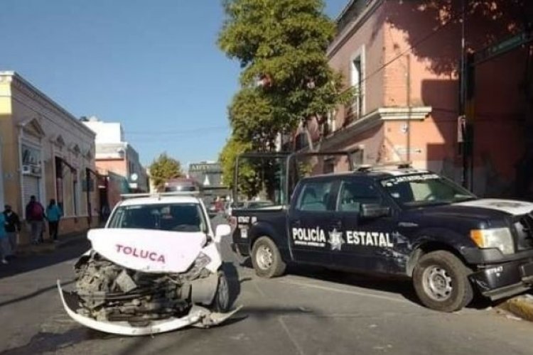Colisionan patrulla estatal y taxi en Toluca
