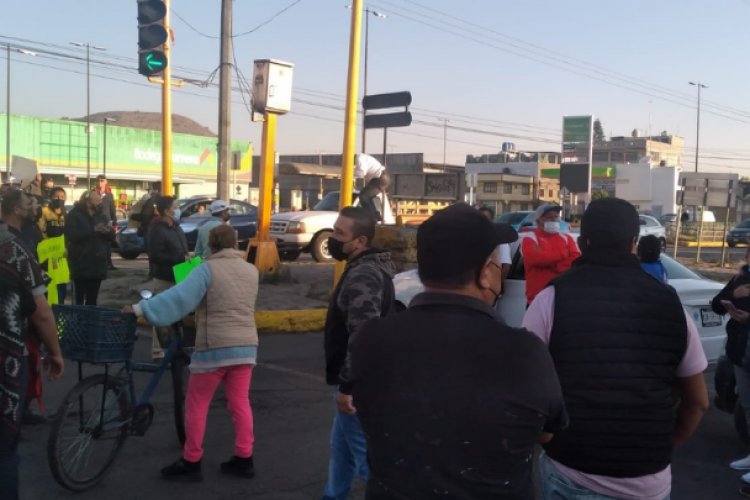 Comerciantes bloquean Av. Adolfo López Mateos