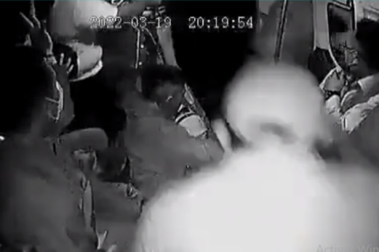 Video: chofer no deja bajar a asaltantes de combi