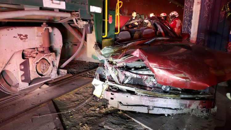 Tren embiste a coche en la colonia Vallejo