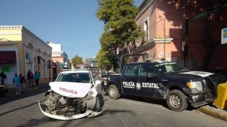 Colisionan patrulla estatal y taxi en Toluca