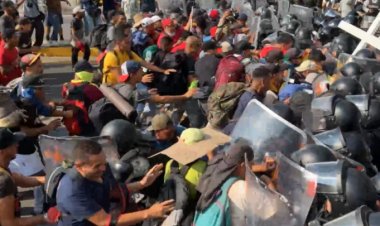 Migrantes se enfrentan con elementos de la GN