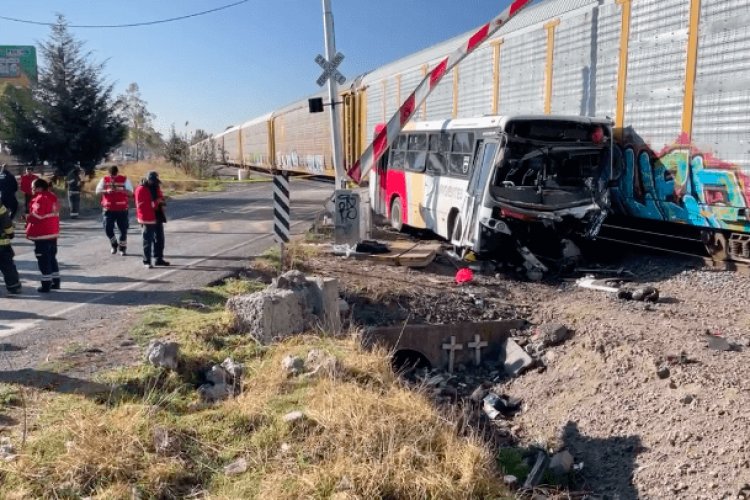 Autobús deja múltiples lesionados por accidentes de tren en Edomex