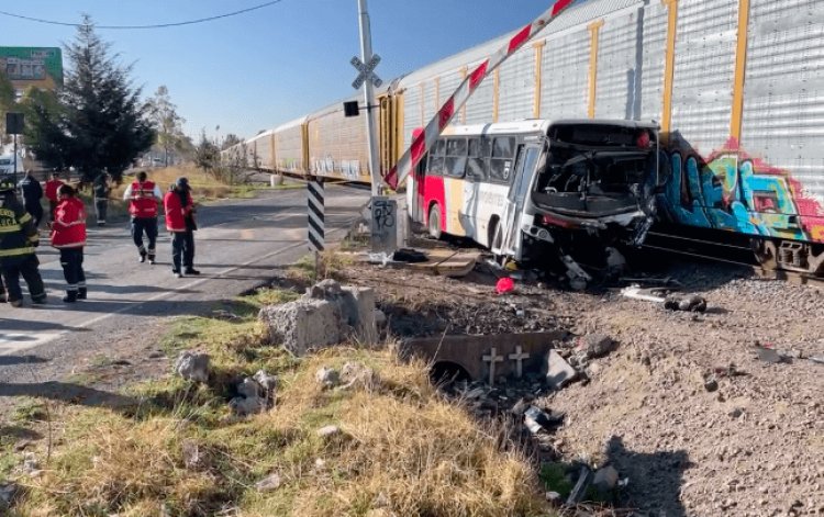 Autobús deja múltiples lesionados por accidentes de tren en Edomex