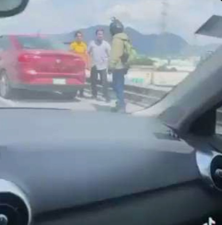 Vídeo muestra que hombre aventó a un repartidor desde un puente vehicular