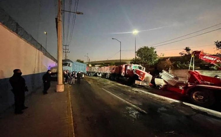 Choque entre tráiler y camión ocasionan caos vial en Ecatepec